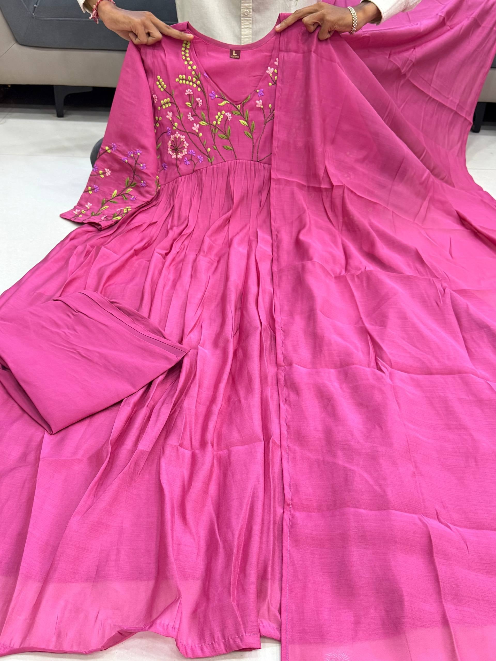 Đěsigner JANHVI ethnic Wear Look Pure Banarasi Mul Chanderi Top With Pent & Dupatta Set